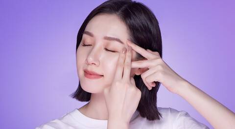 當眼睛笑起時，眼尾周邊出現條條細紋為魚尾紋